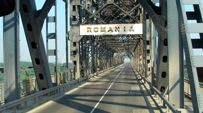 Спират движението по Дунав мост за по пет часа на ден