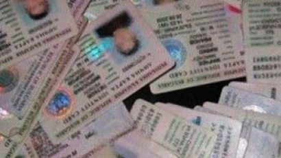 Откриха 30 лични карти в кабинета на един от арестуваните ченгета в Благоевград