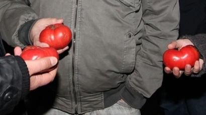 Босия търси съмишленици в хвърлянето на домати срещу депутати