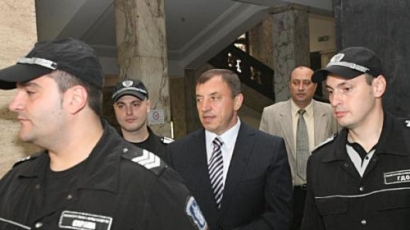 Ал. Петров остава в ареста, сензационно Канал 3 го спуква от ирония