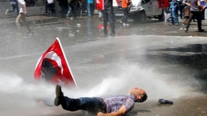 Турските власти освободиха 758 военни, 231 остават под стража