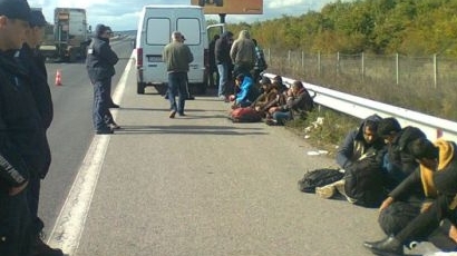 Само във Фрог: Гладни полицаи хранят от джоба си гладни мигранти
