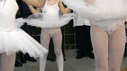 Русенец на съд за удряне на малки балерини