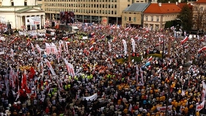 Хиляди протестират в Полша срещу реформите в образованието