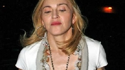 Мадона втори месец обикаля света