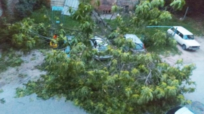Ураганът потроши коли и постройки и остави села без ток