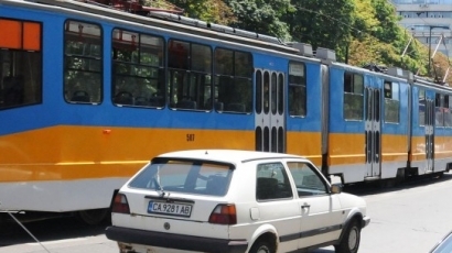 Катастрофирал „Мерцедес” блокира трамваите по „Ботевградско шосе”