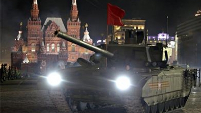 Супер танкът „Армата” забуксува пред мавзолея на Ленин