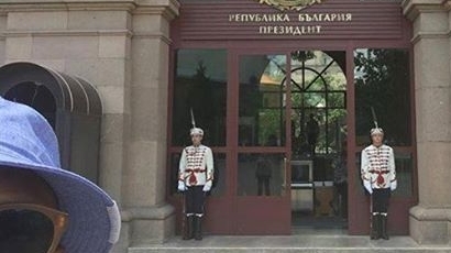 Актьорът Самуел Джаксън със селфи пред президенството в София