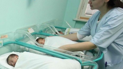 Последното бебе на 2014 и първото на 2015 - сирачета