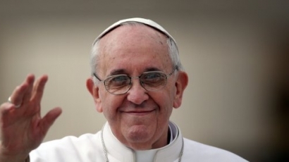 Папата взе със себе си 12 сирийски бежанци от о. Лесбос