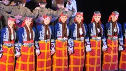 1000 тропнаха хоро в Бургас за да подобрят рекорда за масов танц