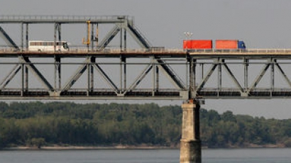 Цигани разкостват Дунав мост за скрап
