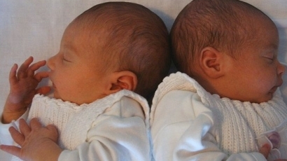 Близнаци се родиха в различни години