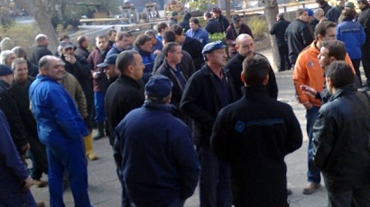 Работници на протест, блокират входа на Благоевград