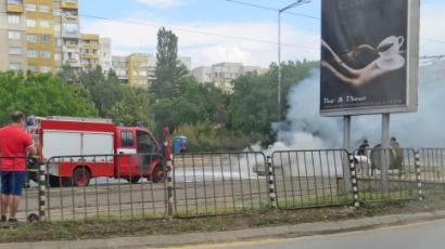 Патрулка пламна във Враца, евакуираха хора 