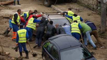 Офроудъри и доброволци помагат след потопа във Варна (снимки)
