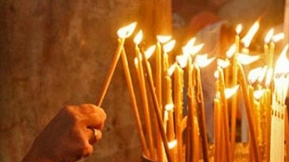 Благодатният огън идва от Йерусалим с 4 фенера