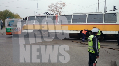 Тежка катастрофа между трамвай и автобус в София ГАЛЕРИЯ