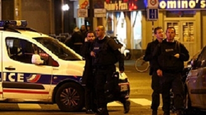 Центърът на Париж е отцепен заради тревога за възможна бомба