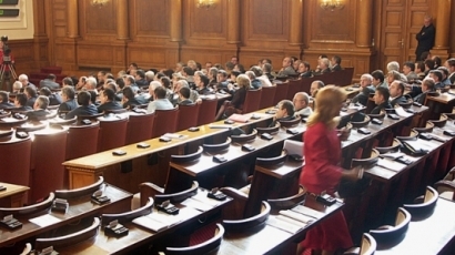 Депутатите искат намаляване на таксите на пенсионните фондове