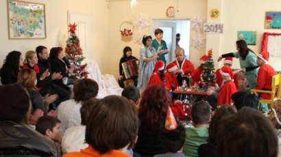 Подаръци срещу целувки за малчуганите в Хасково