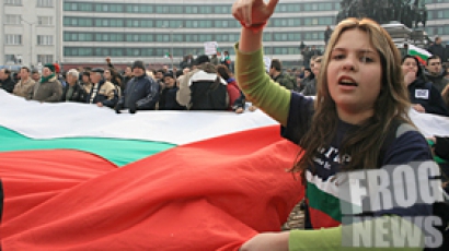 Протестиращи напират да раздават памперси и тоалетна хартия на депутатите