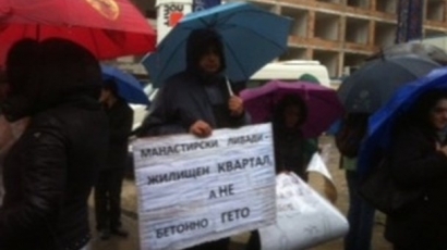 Жители на „Манастирски ливади” блокират с жива верига бул. „Тодор Каблешков”