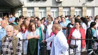  Варненски лекари: Като не ни плащат тук, ще ни плащат навън