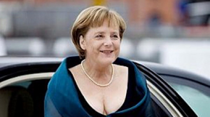 Меркел посреща редови германци на червен килим с музика