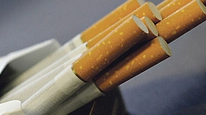 Контрабандисти тъпчат цигари в кутии от маргарин