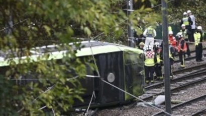 Трамвай се обърна в Лондон, има десетки ранени