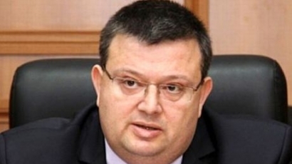 Цацаров: Няма да подам оставка, няма да отида при протестиращите