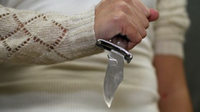 Кървава свада в София, жена наръга приятеля си с нож