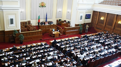 Парламентът гласува оставки на депутати