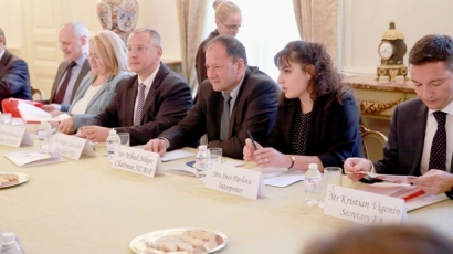 Миков и Станишев нищиха Украйна с посланици от ЕС