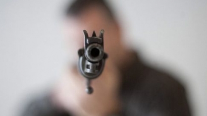 Екшън в София: Мъж се барикадира, стреля по полицаи (обновена)