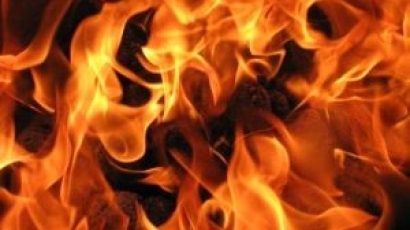 Пожар изпепели 4 къщи в Ямбол