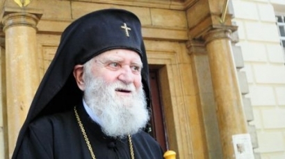 Борят се за живота на митрополит Калиник