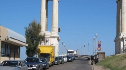 30-километрова опашка се образува на  Дунав мост
