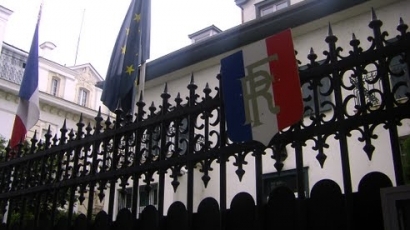 Френското посолство в София отрупано с цветя заради трагедията