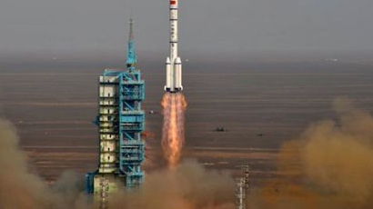 Китайските космонавти кацнаха успешно на земята