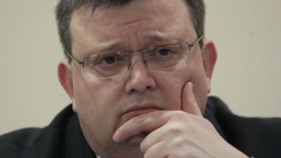 Цацаров иска имунитета на 8 депутата