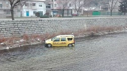Такси се катурна в река Джерман в Дупница