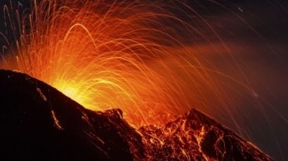 Вулканът Етна изригна мощно за трети път