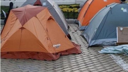 Полицаи и надзиратели протестират, опъват палатки пред парламента