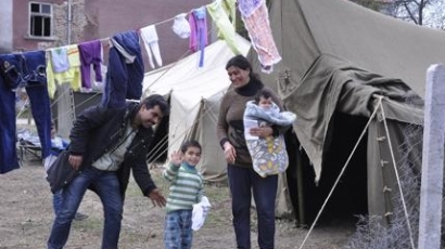 Хиляди сирийци чакат да минат в Турция