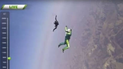 Американец скочи от 7,6 км без парашут