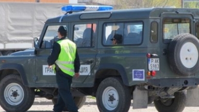 Прокурори разследват граничари за обир на бежанци