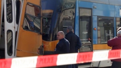 ОТНОВО! Два трамвая се удариха в София